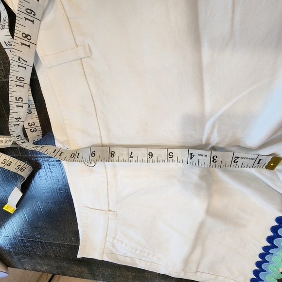 NWT'S Crown & ivy White Shorts with Blue and Green Scallop Trim - Picture 10 of 11